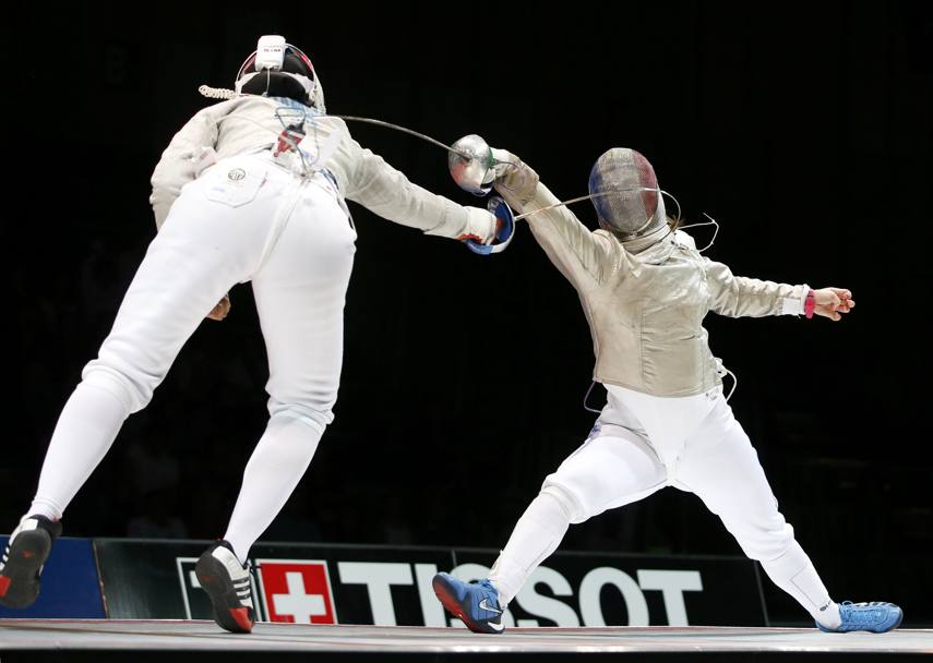 Ibtihaj Muhammad, a sinistra, in finale per l&#39;oro a squadre ai Mondiali di Kazan. Action